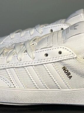 Adidas Nora Skateboarding Shoes White/Gold Women’s Size 4/Youth Size 3 HP9739
